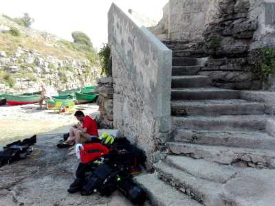 Torniamo sulla scalinata principale e una volta arrivati fin gi� ci troviamo finalmente davanti alla caletta 